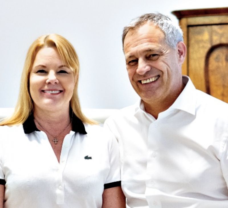 Zahnarzt Dr. Ernst Weinmann berät eine Patientin vor Ort im direkten Gespräch
