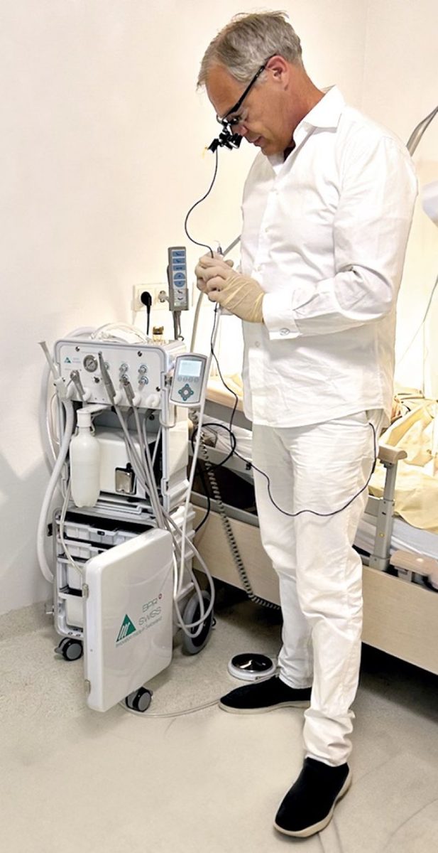 Dr. Ernst Weinmann bereitet die Behandlung am Pflegebett vor