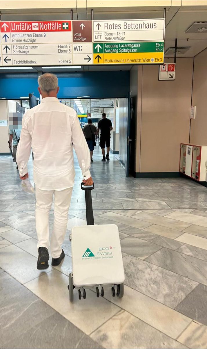 Mobiler Zahnarzt mit Behandlungseinheit im Gang eines Wiener Spitals