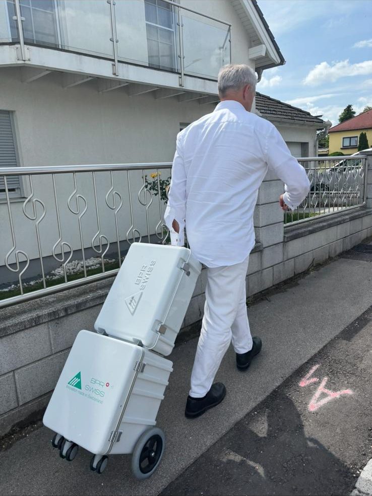 Dr. Ernst Weinmann auf dem Weg zu einem Hausbesuch mit der mobilen Behandlungseinheit