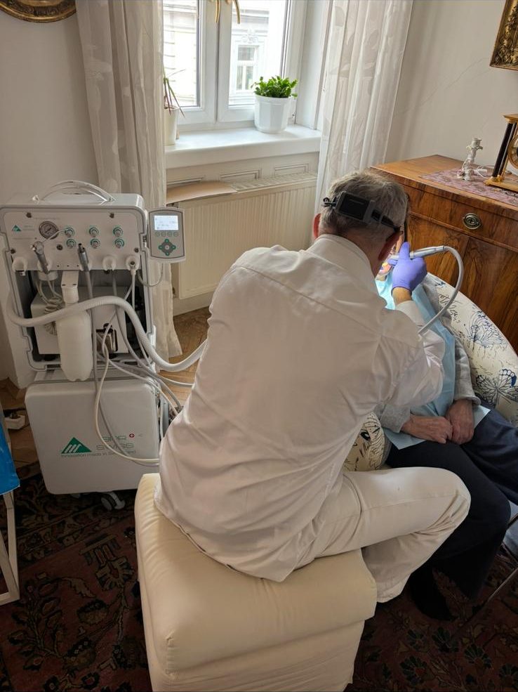 Zahnärztliche Behandlung im Wohnzimmer, durchgeführt im Sessel