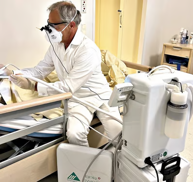 Mobiler Zahnarzt Dr. med. univ. Ernst Weinmann während einer Behandlung